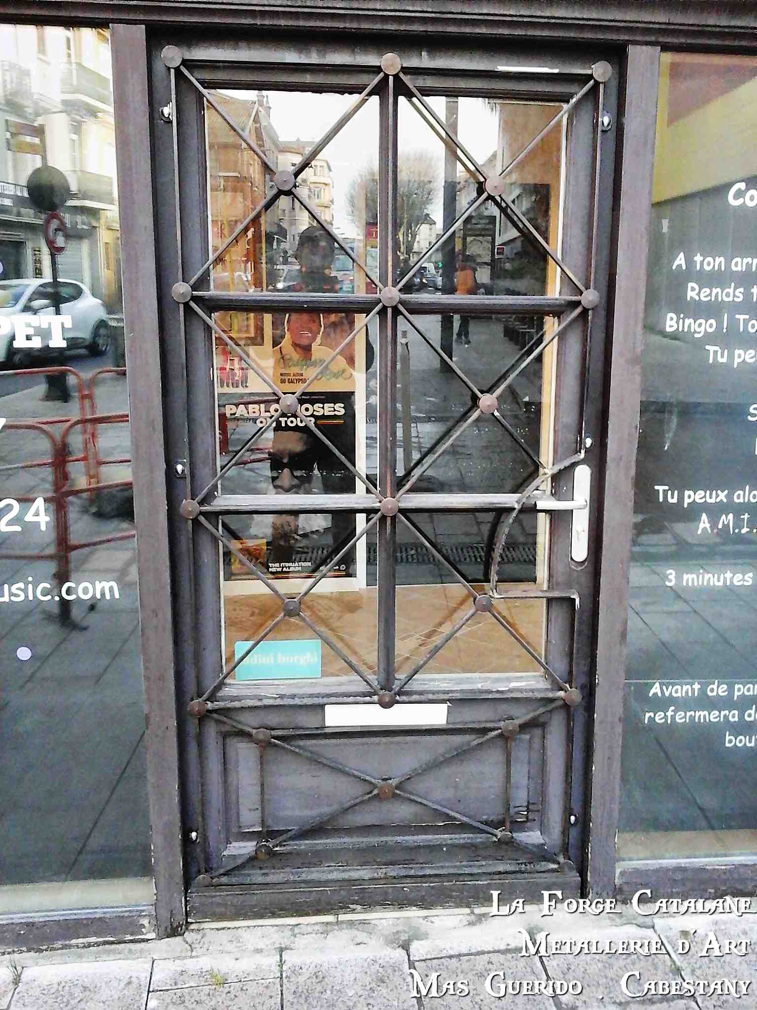 porte en fer forge ouvrage motif carre sur partie haute forge catalane.jpg